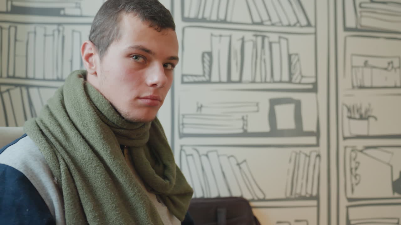Jovem brilhante demonstrando ideias a um tutor remoto com movimentos expressivos. Estudante entusiasmado gesticulando ativamente no laptop enquanto o tutor esclarece calmamente o assunto complexo.
