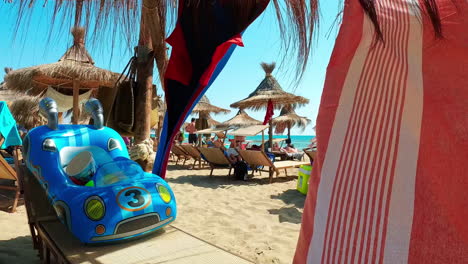 vista de la playa con turistas relajándose y disfrutando durante las vacaciones de verano - cámara lenta