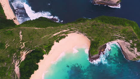 la famosa playa de t-rex en la isla de nusa penida con una laguna de mar azul tropical