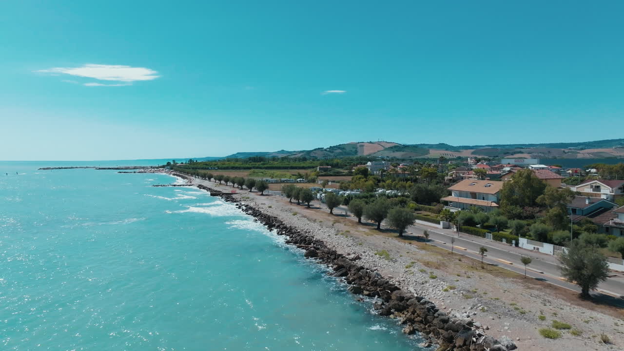 explora la impresionante costa de los abruzos con fascinantes imágenes de drones