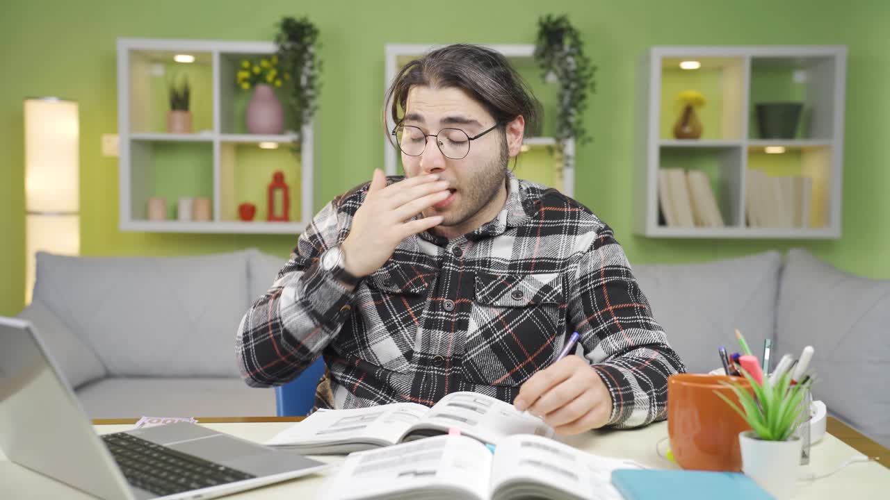 el joven enfermo estornuda y se vuelve perezoso.