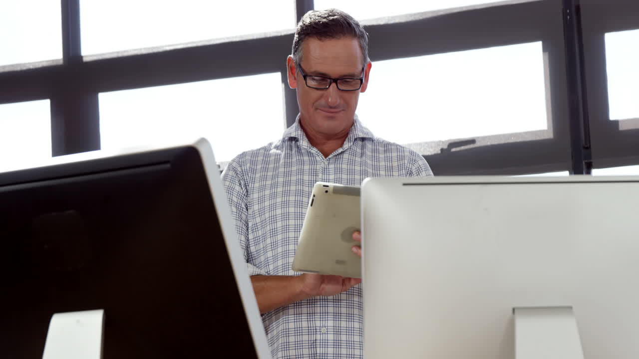 hombre de negocios usando tecnología