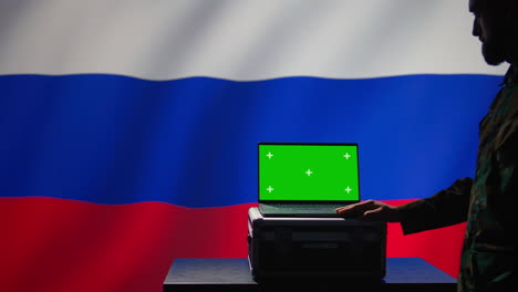 Russischer-Ex-KGB-FSB-Dienst-Nutzt-Radar-Auf-Greenscreen-Laptop