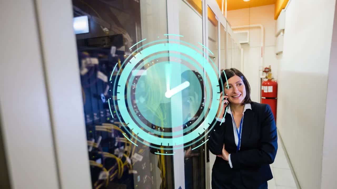animación de un reloj moviéndose rápidamente sobre una mujer de negocios con un teléfono inteligente por servidores informáticos en la sala de tecnología