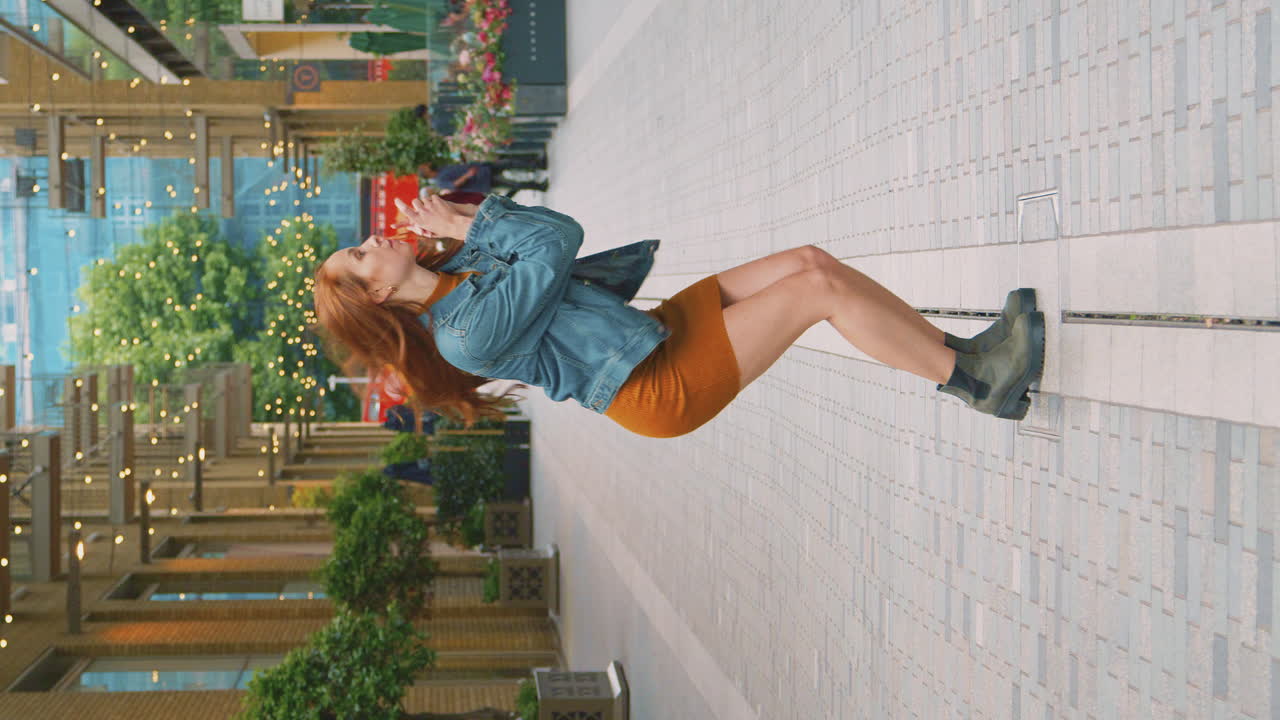 vídeo vertical de una vlogger o influyente social viajando por la ciudad para las redes sociales