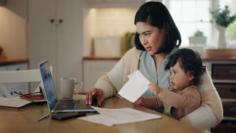 Madre,-Computadora-Portátil-Y-Bebé-En-El-Escritorio-Con-Una-Sonrisa-En-Casa