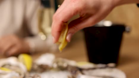 ostras frescas con limón