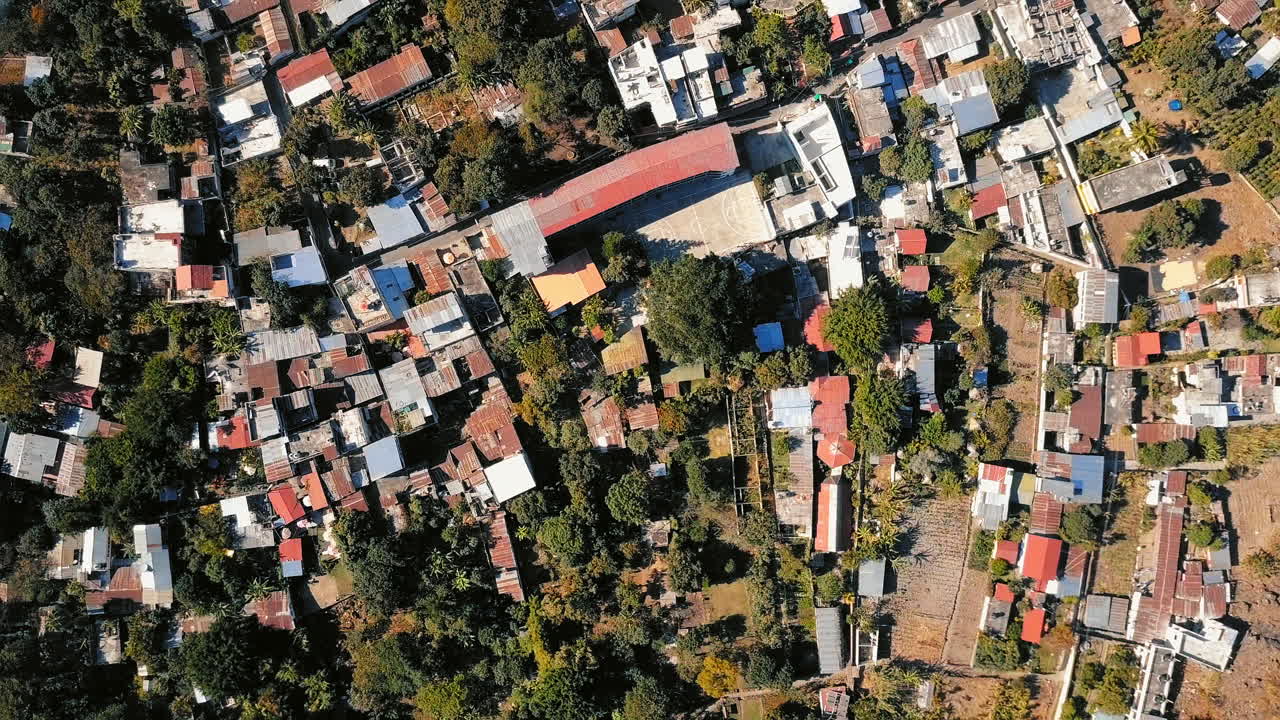 vista aérea del pueblo de san marcos junto al lago atitlán en las tierras altas de guatemala