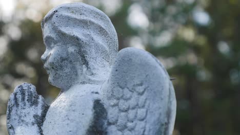 a statue of an angel