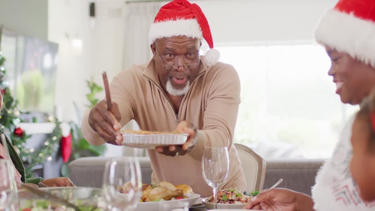 feliz familia afroamericana teniendo la cena de navidad