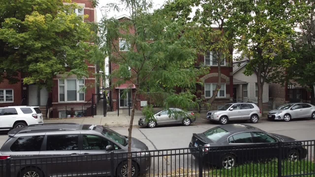 This stunning 4K drone footage of the Chicago skyline captures breathtaking aerial views.