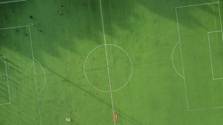 vista aérea de una práctica de fútbol en un campo verde