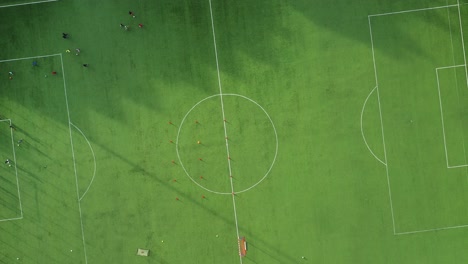 vista aérea de una práctica de fútbol en un campo verde