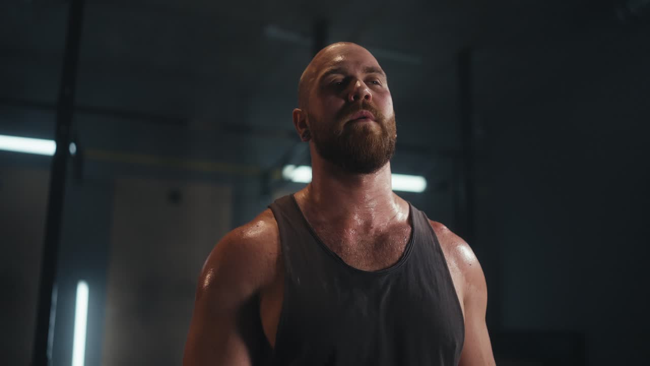 hombre trabajando en el gimnasio