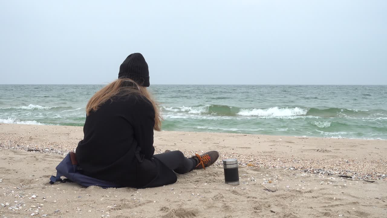 Het meisje loopt op het strand. Opnames op het strand.