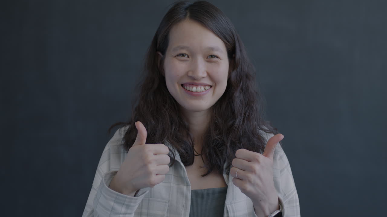 엄지손가락을 올리는 여자