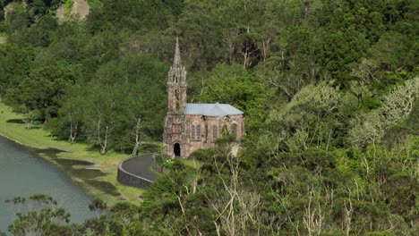 Alte-Gotische-Architektur-Der-Kapelle-Nossa-Senhora-Das-Vitorias-Am-Seeufer-Von-Furnas-Auf-Der-Insel-Sao-Miguel,-Portugal