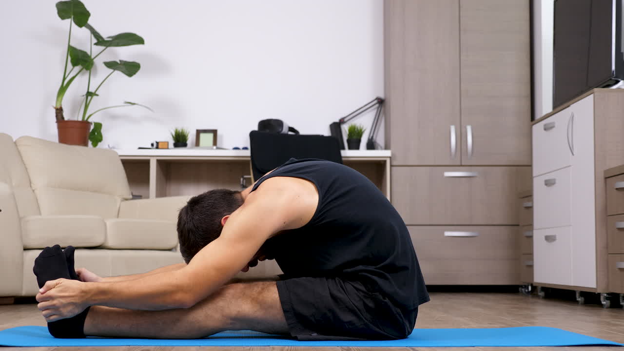 집에서 스트레칭하는 남자