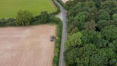 Vista-Aérea-Del-Seto-Que-Está-Siendo-Recortado-Por-Un-Tractor-En-El-Campo