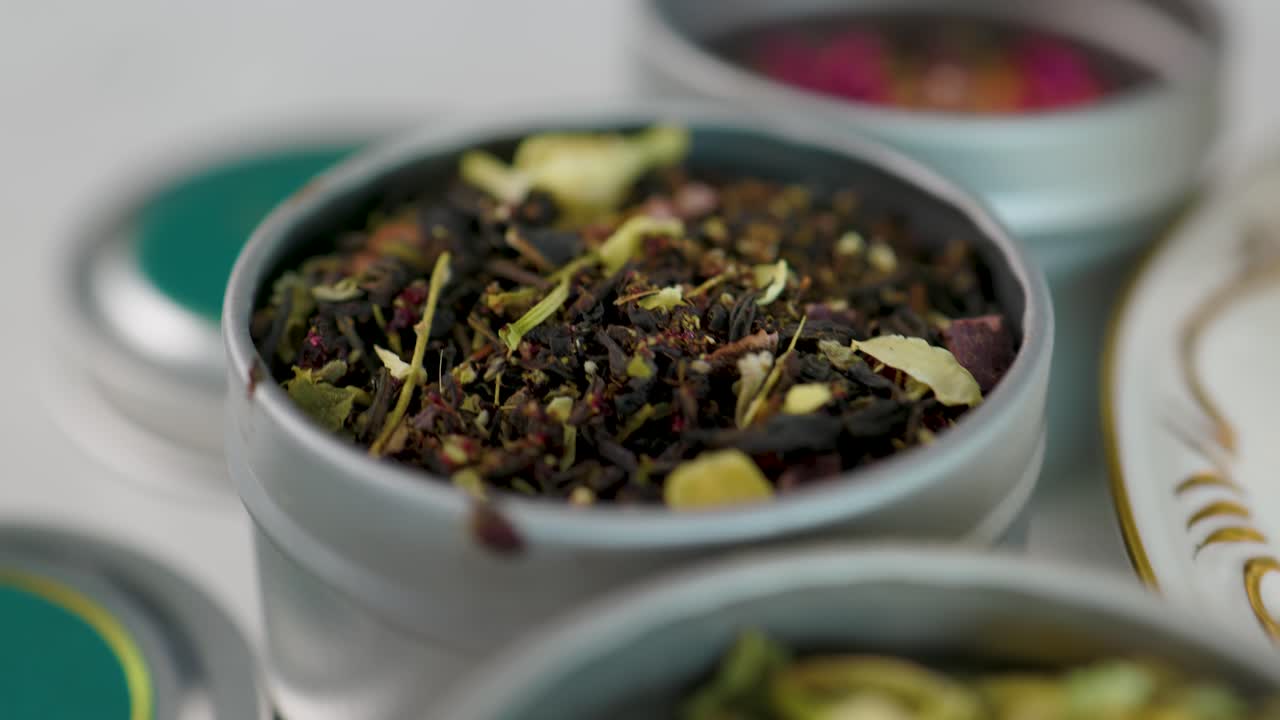 primer plano panorámico de varias hojas de té orgánico en contenedores