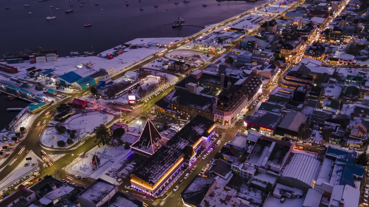 파타고니아의 산과 바다가 있는 눈 덮인 마을의 야간 조감도