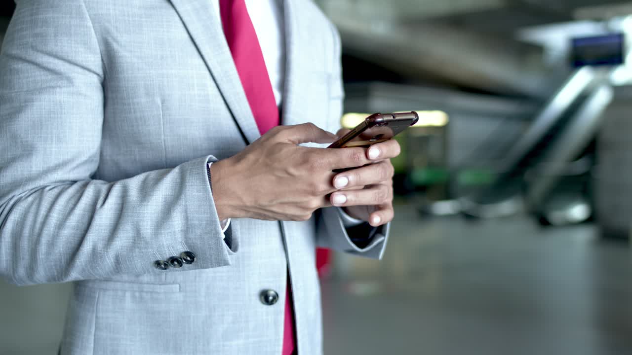 foto recortada de un hombre de negocios usando un teléfono inteligente