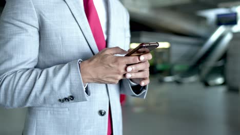 foto recortada de un hombre de negocios usando un teléfono inteligente
