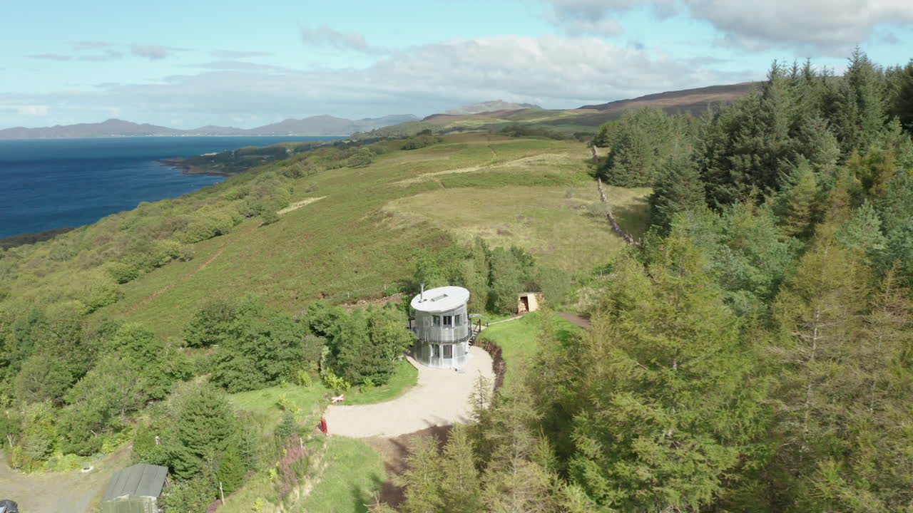 항공 - 스코틀랜드의 기발한 알루미늄 주택의 설정 샷