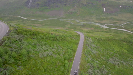 Jeep-Fährt-An-Regnerischen-Tagen-In-Skandinavien-Die-Kurvenreiche-Bergstraße-Hinunter