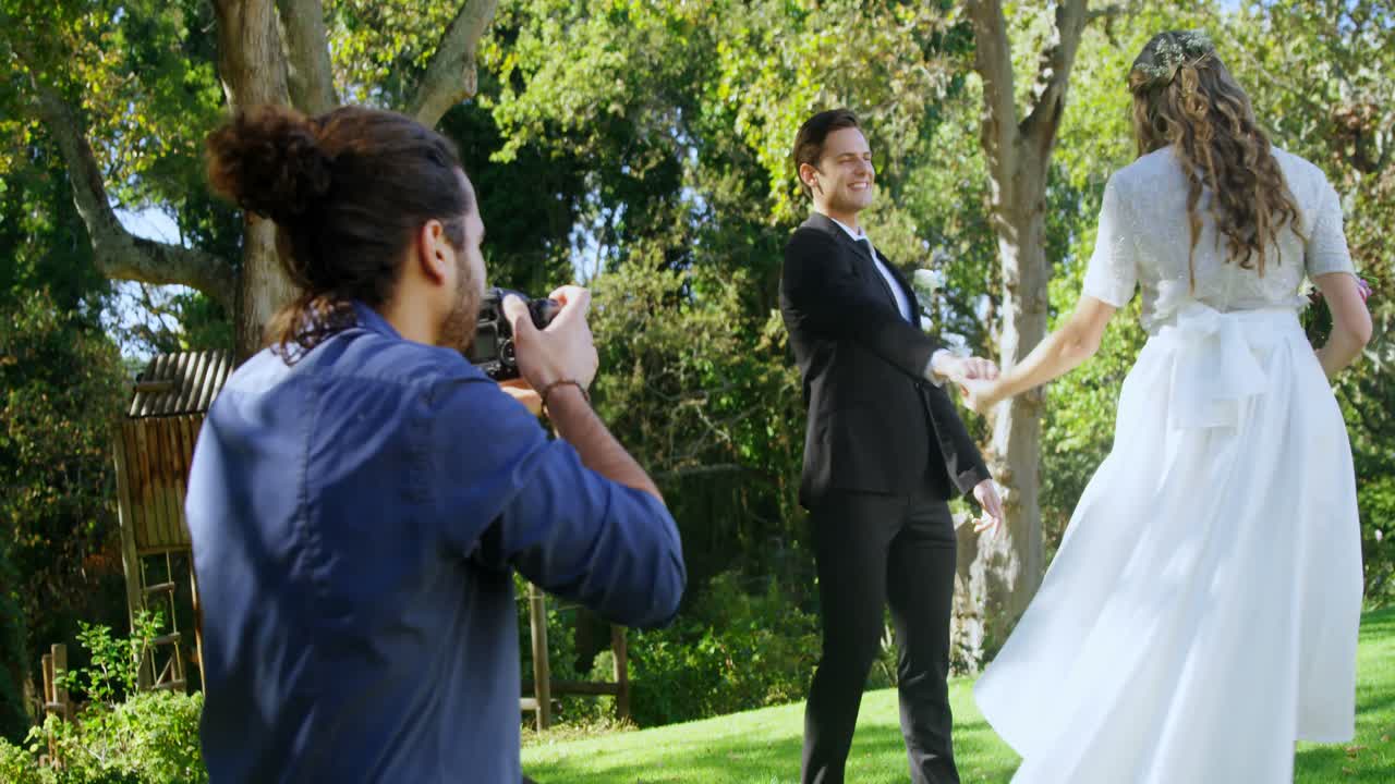 Fotógrafo fotografando noivo e noiva 4K 4k