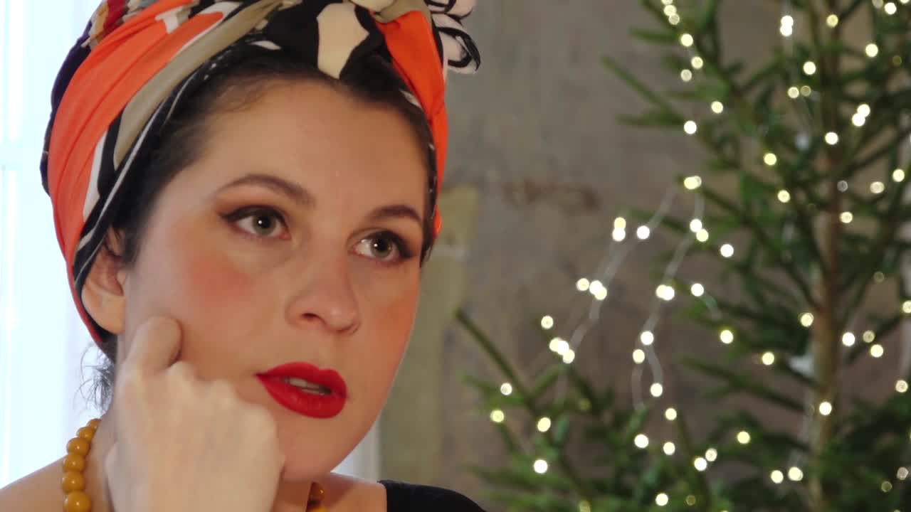 женщина с платком на голове