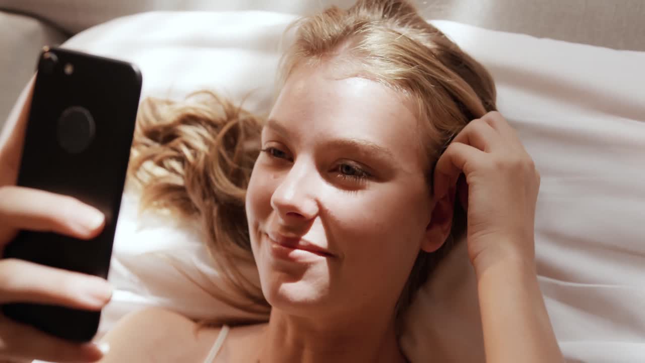 호텔에서 스마트폰을 사용하는 백인 여성의 가까운 모습