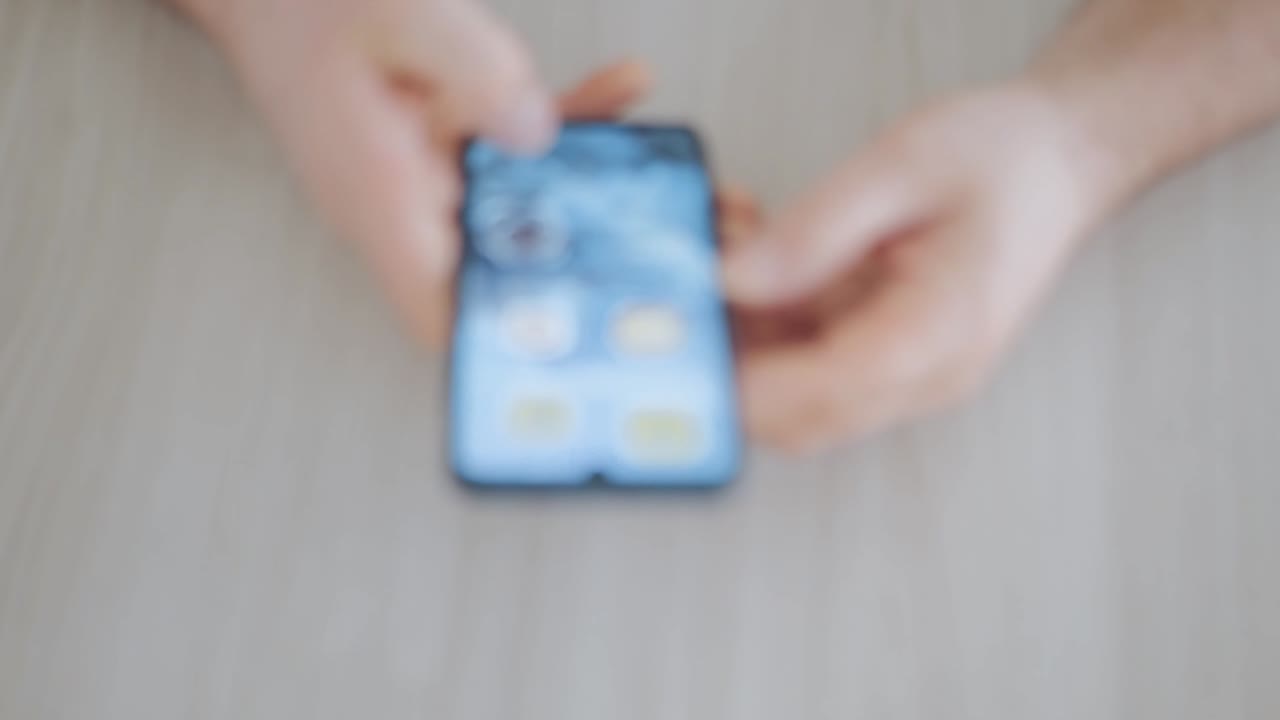 뷰: 전화기에서 비디오를 보는 남자