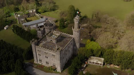 Dynamische-Luftaufnahme-Von-Schloss-Charleville