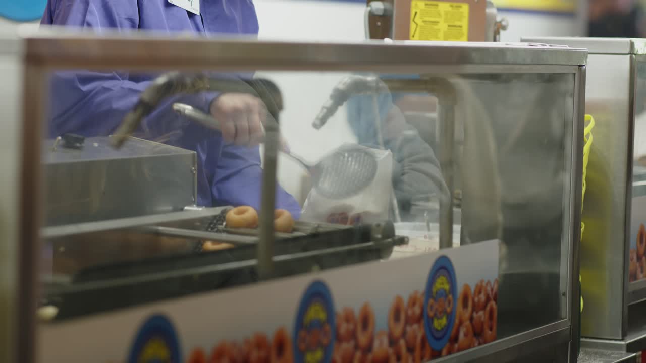 empacando mini donas frescas y calientes en un puesto de comida en un carnaval de feria local