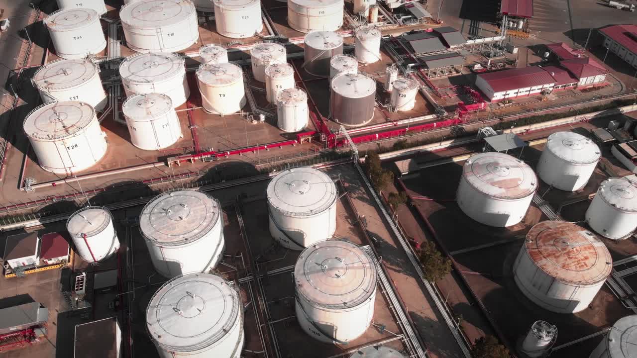 가스 크 및 정제 시설: 정제 공장의 거대한 색 기름 및 연료 크 저수지, 제조 및 생산 개념, 대형 산업 화학 복합체