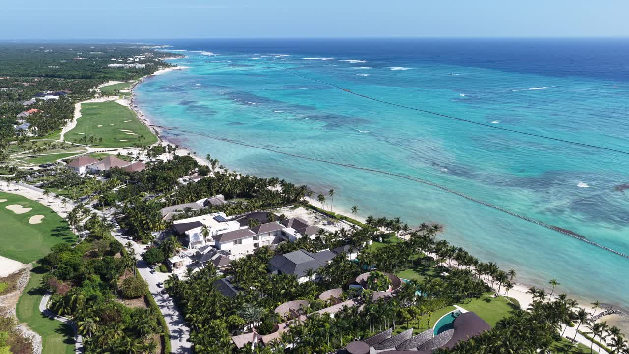 Playa Blanca Beach in Punta Cana in La Altagracia, Dominikanische Republik. Paradiesische Landschaft. Resorts direkt am Strand. Reiseziele. Playa Blanca Beach in Punta Cana, Dominikanische Republik