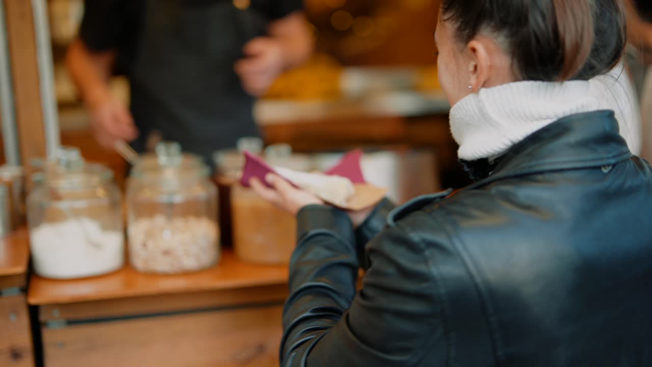 Preparazione e degustazione di cibo da strada