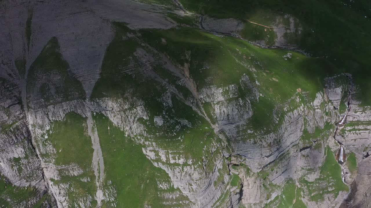 vista aérea de un acantilado con cascadas en los alpes