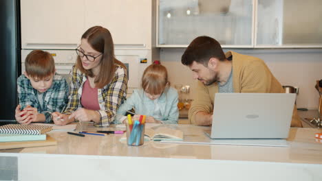 familia trabajando juntos en el hogar