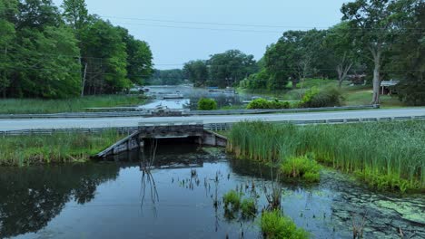 Niedrig-Sitzende-Brücke-über-Den-Nebligen-Bach