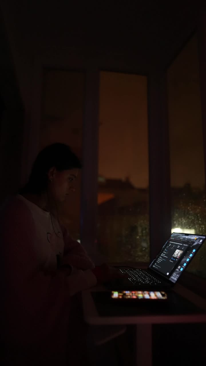 Donna che lavora al computer portatile durante la notte