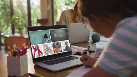 estudiante que usa una computadora portátil para una lección en línea en casa, con un maestro y una clase diversos en la pantalla