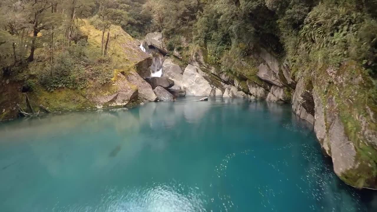 drone filmando sobre el río de la montaña en un brillante día de verano