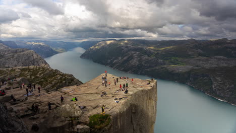 Famoso-Preikestolen-En-Lysefjorden,-Noruega,-Con-Luz-Cambiante-Y-Nubes-Moviéndose