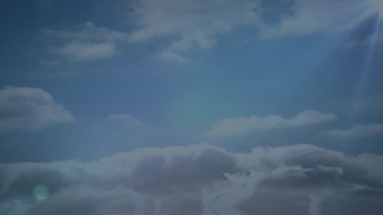 거대한 판매 텍스트의 애니메이션 직사각형에서 추상적인 패턴에 대해 구름이 가득한 하늘을 배경으로