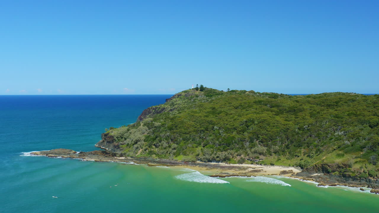 청록색 파도로 둘러싸인 아름다운 녹색 곶