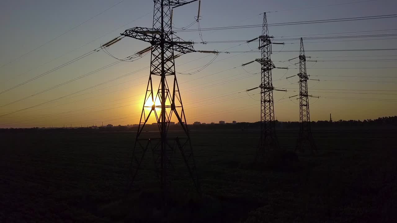 puesta de sol y pilar de energía de alta tensión