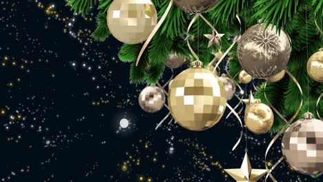 decoraciones de navidad colgando en el árbol de navidad contra manchas amarillas de luz en fondo negro