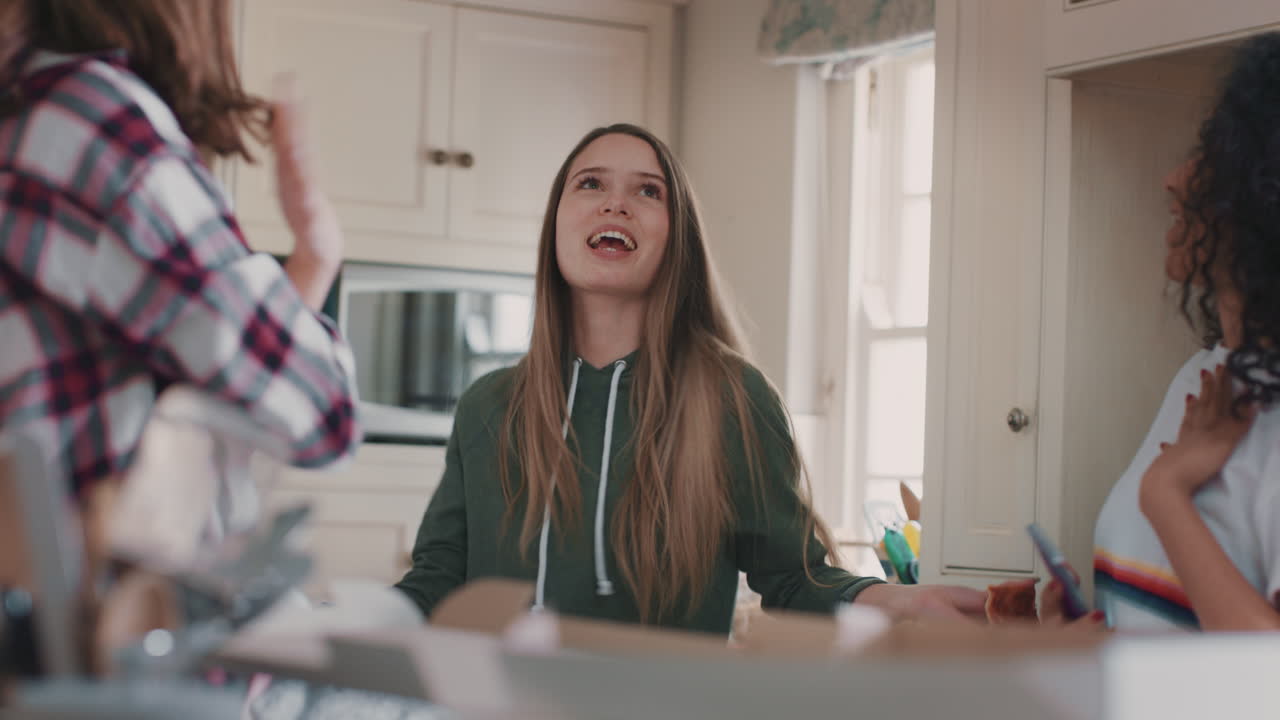 adolescentes felices bailando en la cocina comiendo pizza divirtiéndose celebrando juntos disfrutando de pasar el fin de semana